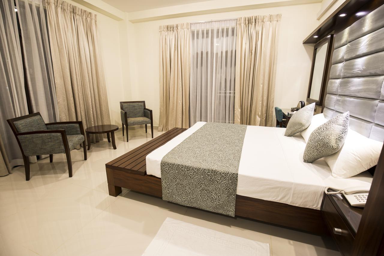 Grand 7 Hotel -Kesbewa Piliyandala Zewnętrze zdjęcie